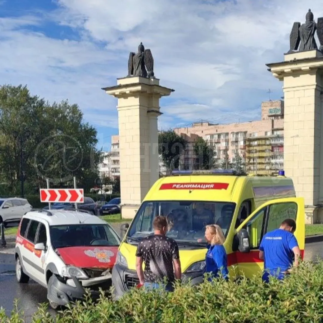 В Гатчине у Ингербургских ворот столкнулись скорая помощь и служебный автомобиль Роспотребнадзора. Очевидцы сообщают о выезде реанимобиля на встречку и столкновении с бело‑красной легковушкой. Уточняем обстоятельства.