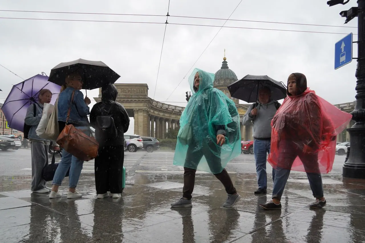 Прогноз на предстоящие выходные — проливные дожди в Санкт-Петербурге, пониженная температура и усиление ветра.