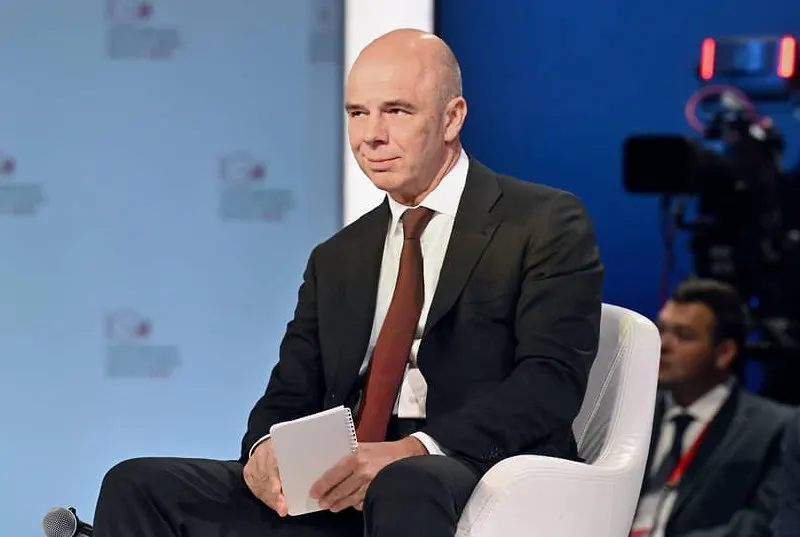 Глава Минфина сообщил, что бюджет полностью профинансирован и обязательства будут выполнены. По данным на начало 2026 года дефицит достиг примерно 6,46 трлн рублей (около 2,8% ВВП).