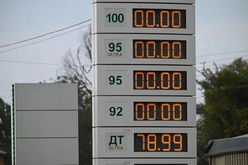 С 1 сентября разрешена розничная продажа бензина и дизеля Евро-2–Евро-5 на АЗС до 30 июня 2027 года; мера призвана предотвратить дефицит топлива.