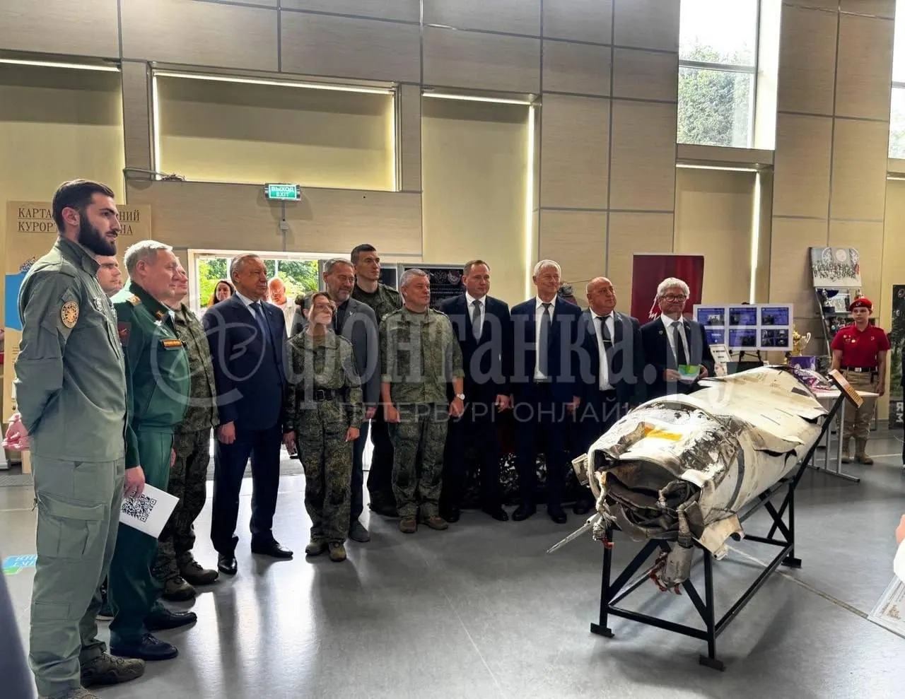 Губернатор посетил экспозицию достижений Курортного района, где продемонстрировали беспилотники, связь Starlink и двигатель от ракеты.