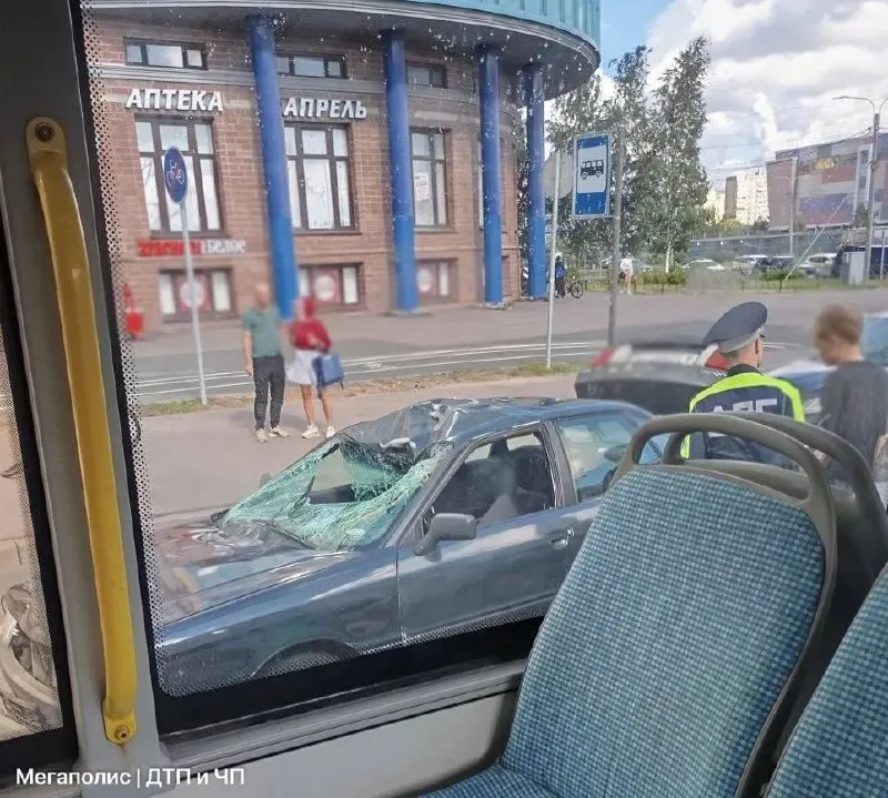 В Санкт-Петербурге на Планерной легковой автомобиль столкнулся с велосипедистом на пешеходном переходе. Очевидцы говорят, что водитель был в шоке и лежал рядом с пострадавшим; в ГИБДД уточняют детали происшествия.