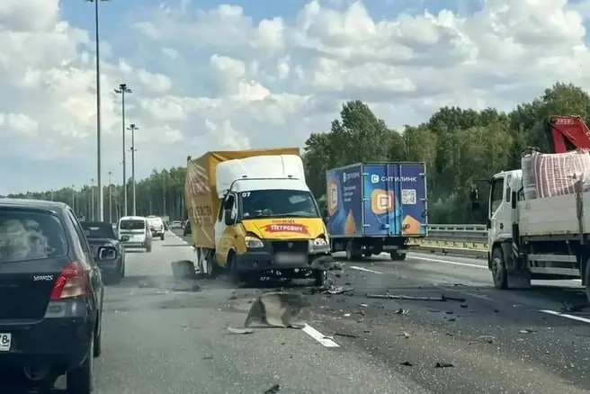 На внешнем кольце КАД произошла смертельная авария с участием трех автомобилей; погиб один человек, личность погибшего устанавливается.