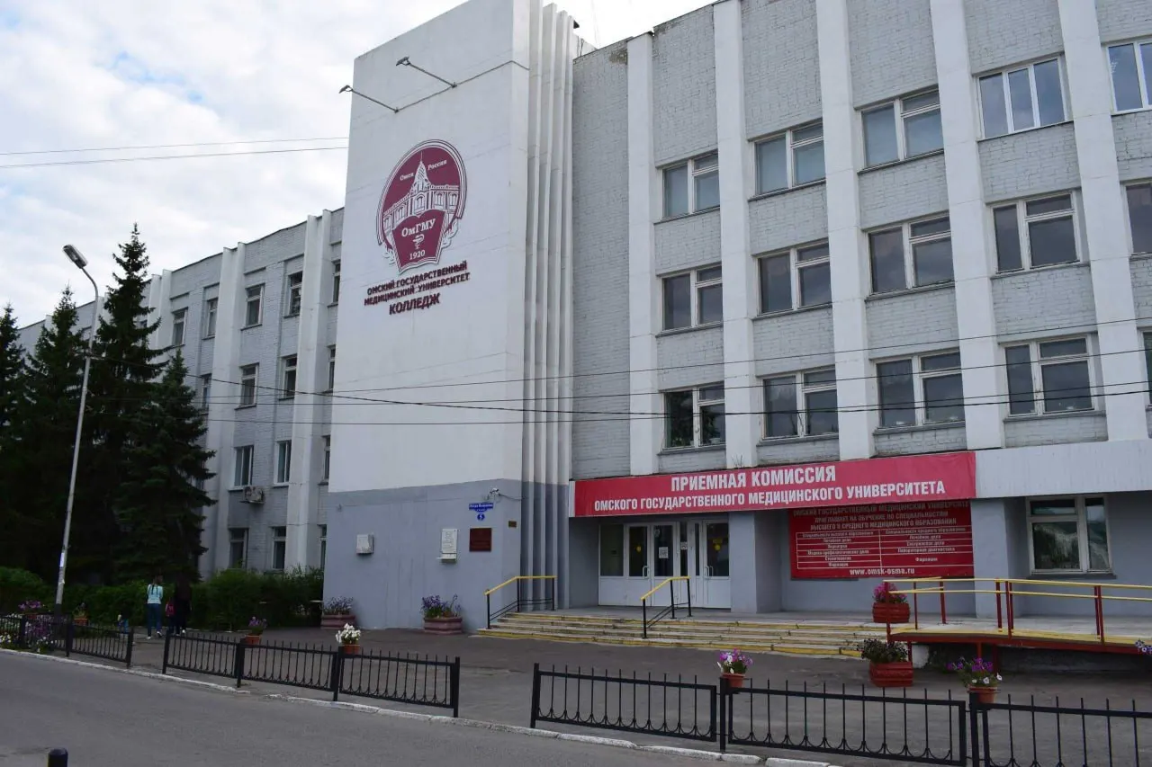В медицинских вузах России продолжают набор в ординатуру: в ОмГМУ осталось 28 бюджетных мест, ситуация наблюдается и в других городах.
