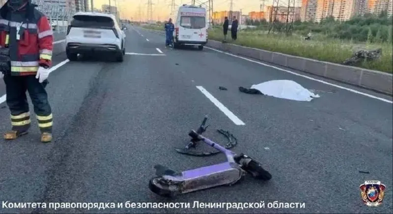 В Санкт-Петербурге на проспекте Авиаторов Балтики произошло ДТП: погиб самокатчик, его спутница находится в тяжёлом состоянии.