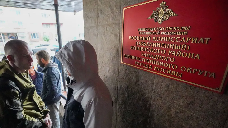 Слухи о возможной мобилизации в России назвали информационными утками; эксперты обсуждают политические риски и дестабилизацию ситуации.