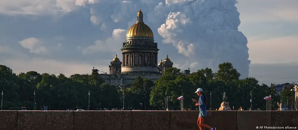 Общество региона переживает волну тревоги из-за атак дронов, слухов о мобилизации и приближающихся выборов; эксперты указывают на ограниченность мер со стороны властей.