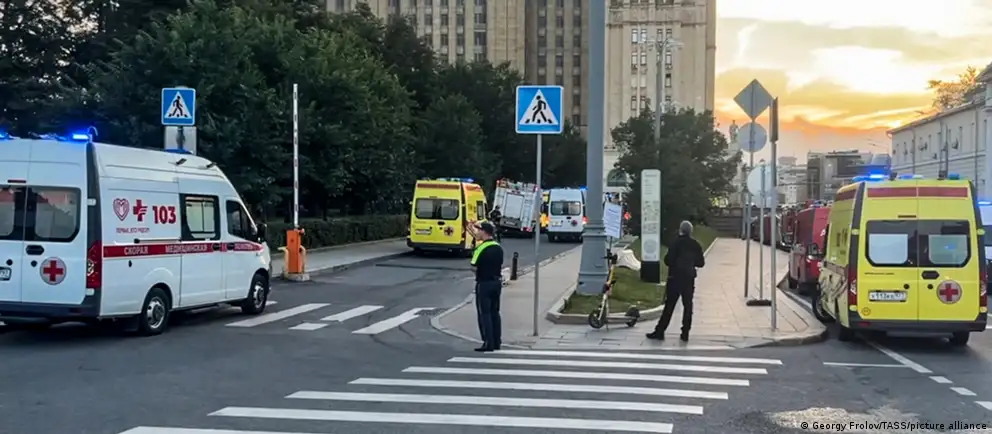 В центре Москвы на Кудринской площади прогремел взрыв у ресторана: несколько человек погибли, есть тяжелораненые. Следствие рассматривает версию покушения на главнокомандующего ВКС Александра Чайко; возбуждено уголовное дело о теракте.
