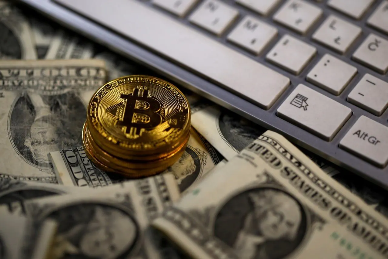 Правозащитный проект сообщает о сотрудничестве Binance с российскими силовыми органами и деталях уголовного дела, затрагивающего переводы на нужды ВСУ и полка «Азов» через криптовалютный кошелёк, упомянутый блогером.