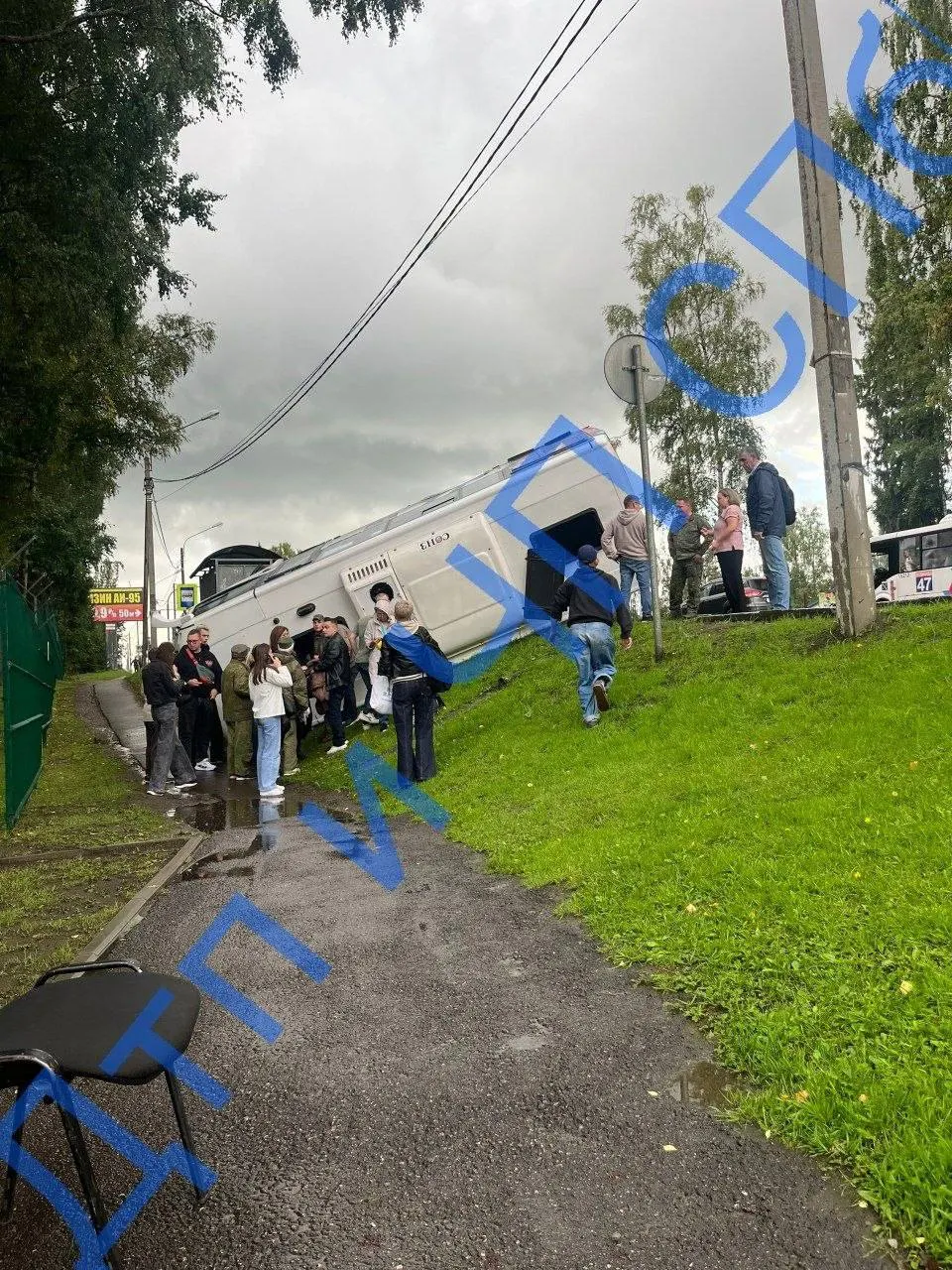 В автобусе было тринадцать пассажиров; один из пострадавших — водитель, у другого диагностированы переломы. На месте работают спасатели.