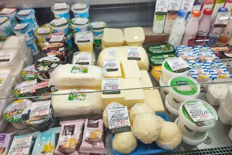 Контроль качества молочных продуктов выявил нарушения в большинстве образцов сливочного масла и другой молочной продукции; обнаружены фальсификаты и микробиологические отклонения. Единственный образец, прошедший испытания, — ряженка.
