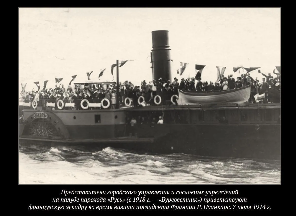 Пассажирский пароход «Буревестник» на маршруте Ленинград — Кронштадт потерпел аварию и затонул в морском канале возле Хлебного мола Торгового порта, оставив след в памяти города.