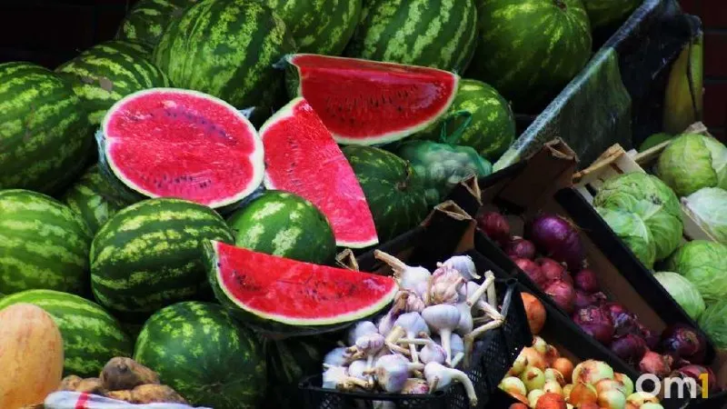 Разрезанные арбузы и дыни могут нести риск для здоровья: повреждения плодов облегчают размножение микроорганизмов. Продавцам запрещено разрезать плоды для проверки вкуса. Покупайте бахчевые только в официальных точках торговли.