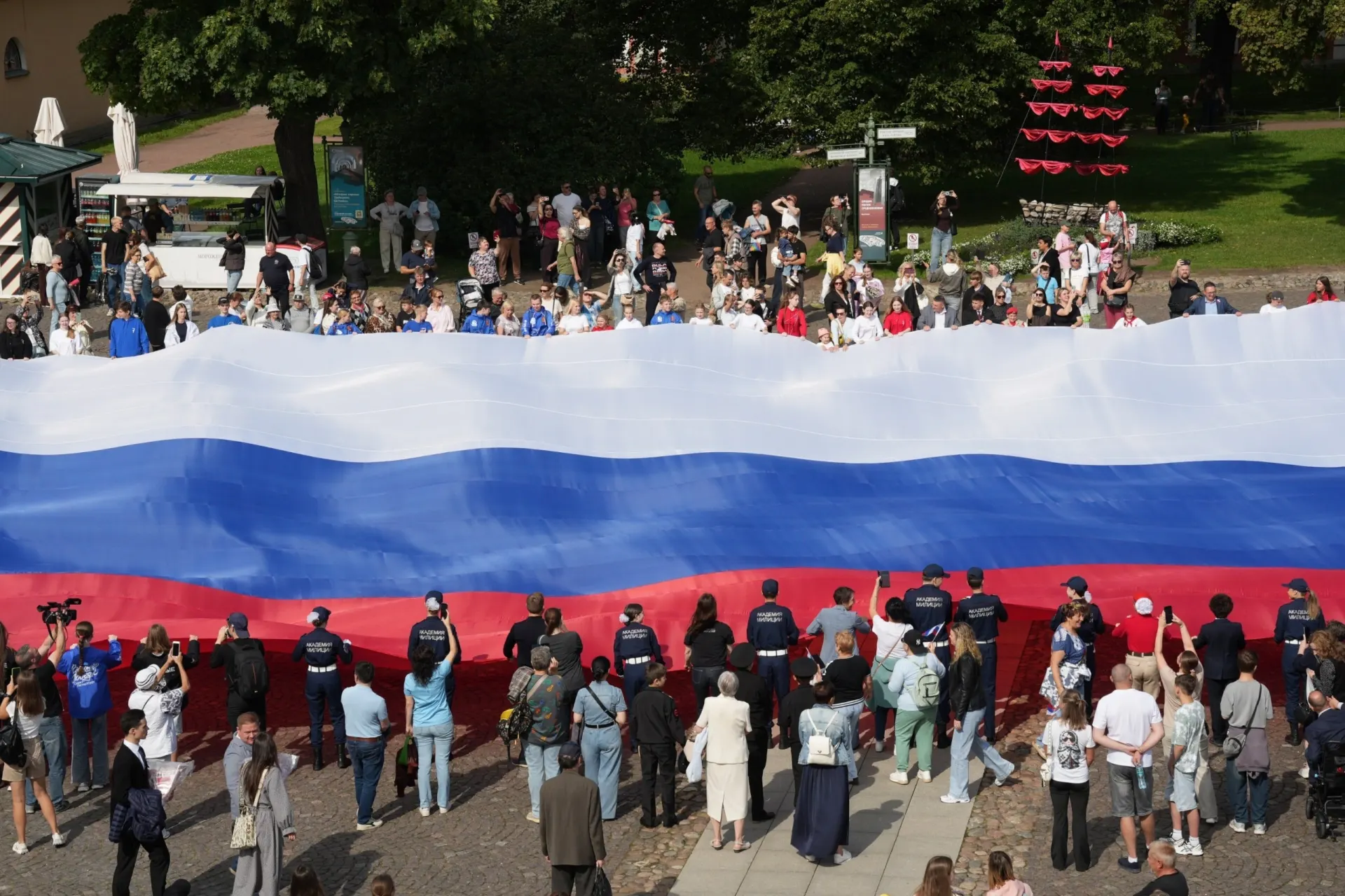 В День российского флага в Санкт-Петербурге прошёл концерт у Петропавловской крепости; гигантский флаг стал главным событием праздника, работали мастер-классы и творческие площадки.