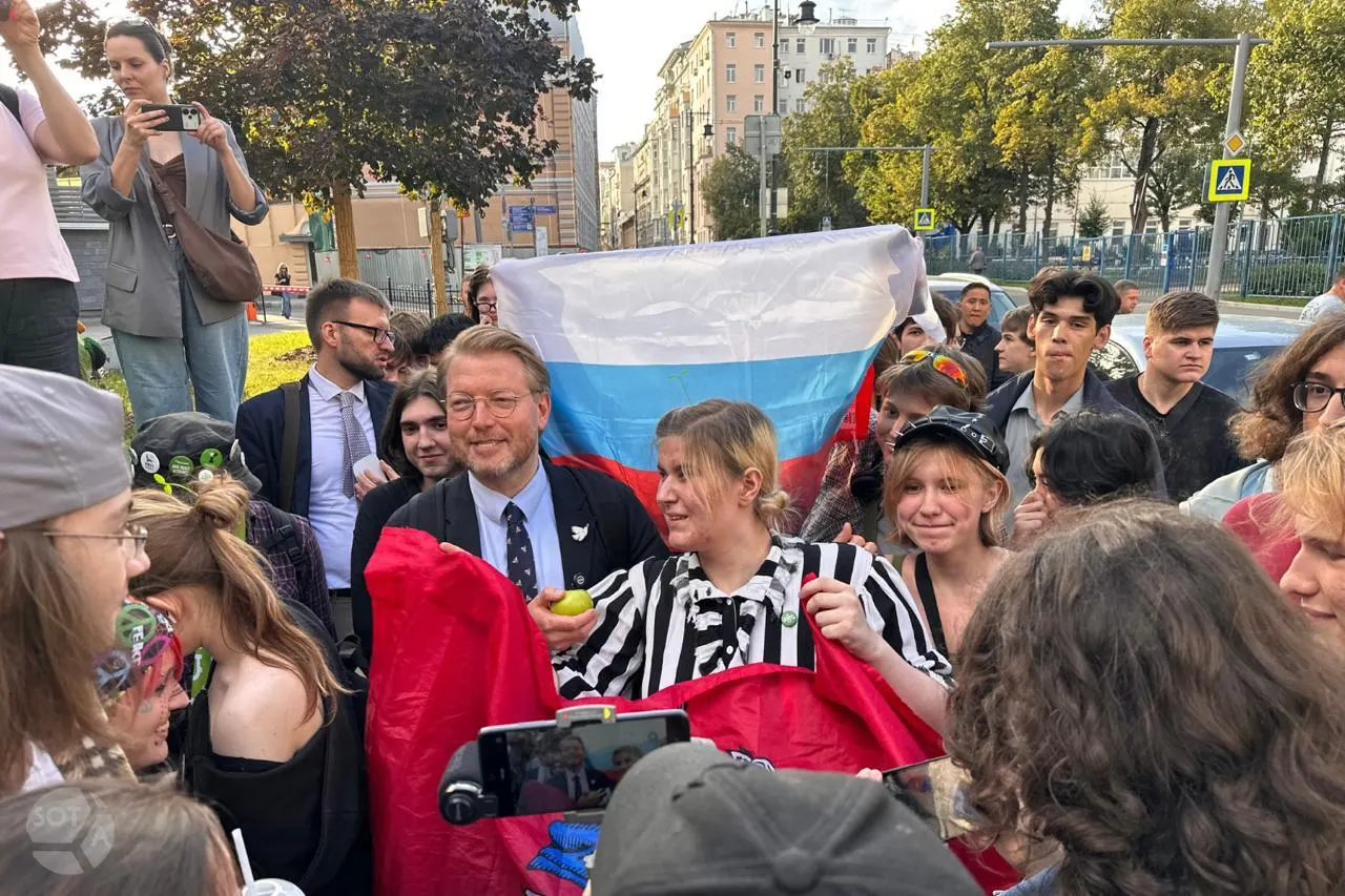 Административный иск о снятии регистрации списка «Яблока» подан в Калининградский областной суд; заседание назначено на 28 августа. Ранее список из 31 кандидата зарегистрирован, партия занимает третий номер в бюллетене.