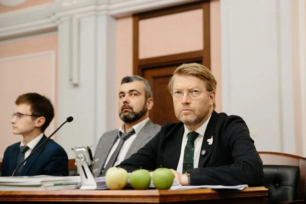 В Верховном суде начинается рассмотрение иска партии «Родина» о снятии «Яблока» с выборов в Госдуму; спор затрагивает вопросы авторских прав и возможной приостановки печати бюллетеней.