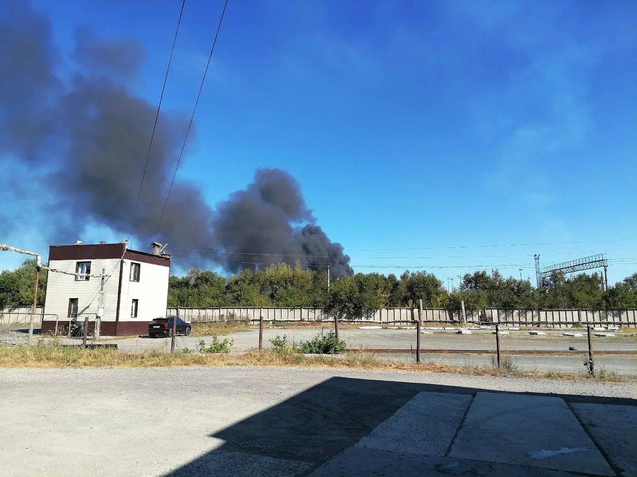 В регионе действует предупреждение об опасности из-за беспилотников; жителей просят оставаться дома, возможны перебои мобильной связи; ситуация вокруг Орского НПЗ и дым над Орском вызывает тревогу.