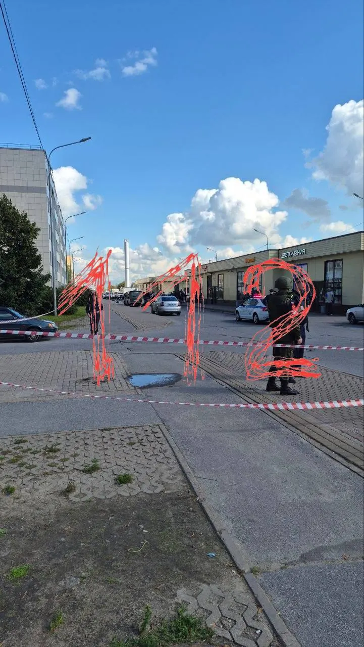 По предварительным данным, взрыв произошёл в автомобиле в районе Славянки; на место прибыли военная полиция и экстренные службы. По информации источников, водитель имеет отношение к Минобороны.