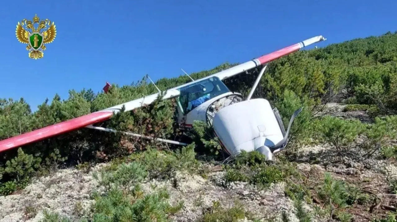 Пилоты лесопожарного самолета Cessna 182, пропавшего в Иркутской области, эвакуированы; воздушное судно почти не пострадало.