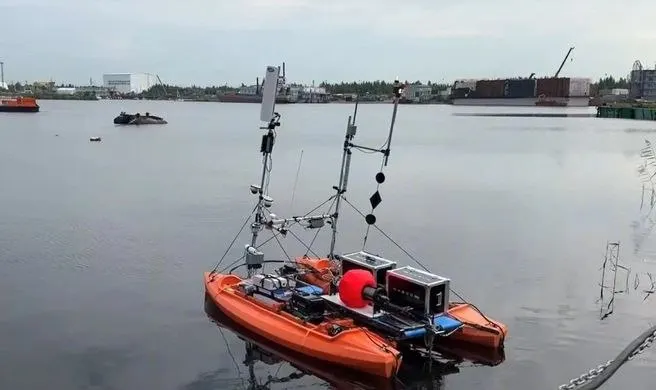 В ходе полигонных испытаний надводные и подводные дроны демонстрируют базовые сценарии использования: уборку водной растительности, сбор плавучего мусора, поиск и локализацию нефтеразливов, мониторинг дна и выявление несанкционированных сбросов.