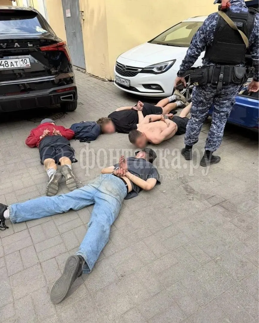 Трое молодых людей в Санкт-Петербурге распивали алкоголь во дворе дома 11 по улице Восстания и решили пострелять по бутылкам; у одного нашли сигнальный пистолет. Правоохранители проводят проверку.