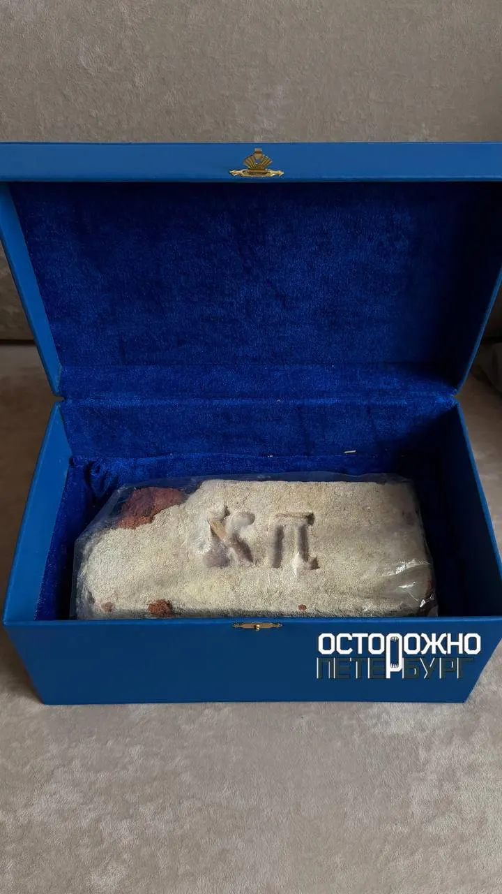Девушка исследовала семейные архивы, побывала в Хабаровске и планирует сохранить кирпич как семейную реликвию, доставленный самолётом из далёкого храма.