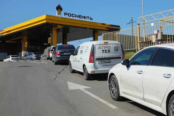 Казахстанский нефтеперерабатывающий завод «Конденсат» будет перерабатывать российскую нефть и поставлять топливо в Россию; часть акций завода принадлежит российской компании. В России отмечается волна топливного кризиса, связанная с атаками на НПЗ.