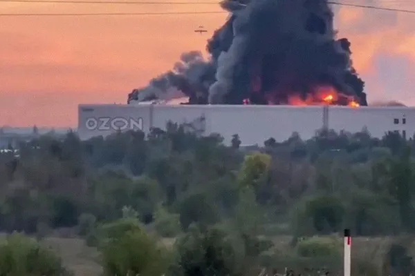 Утром 23 августа в Оренбургской области произошёл пожар на логистическом комплексе OZON после ночного удара дронов. Пострадавших нет. Ранее подобные атаки фиксировались в Самаре и Санкт-Петербурге.