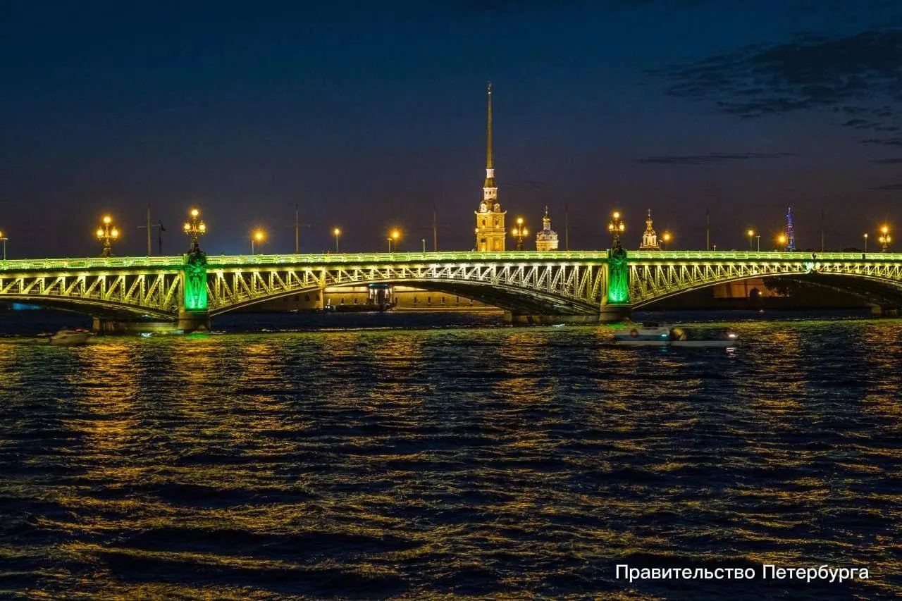 Дворцовый, Троицкий и мост Бетанкура подсветят оливковым и зелёным цветами в память о завершении Ленинградской битвы; подсветка будет работать до рассвета, а вечером включат её повторно.