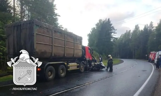 Утром в Ленинградской области мусоровоз столкнулся с легковым автомобилем: водитель такси погиб.