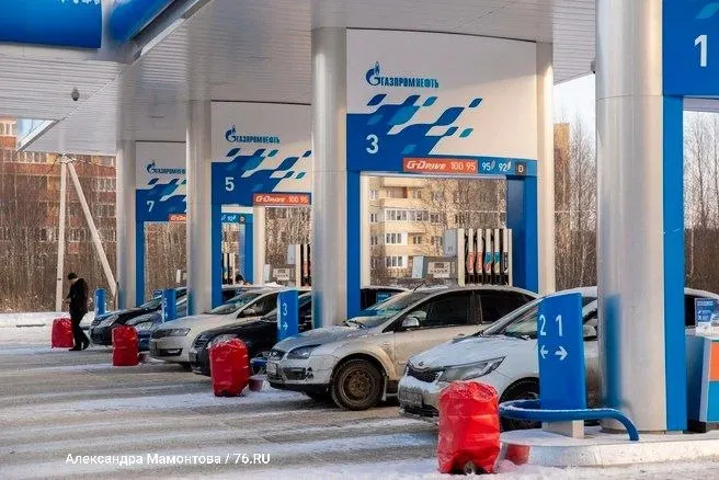 Клиенты смогут заправляться в любом объёме и оплачивать топливо после заправки; лимиты сняты в Москве, Московской области и ещё в девяти регионах.