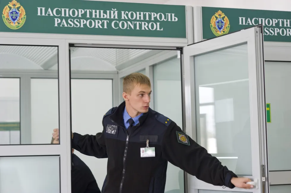 Рассказы людей о досмотрах, допросах и очередях на границе по всей стране в текущей ситуации.