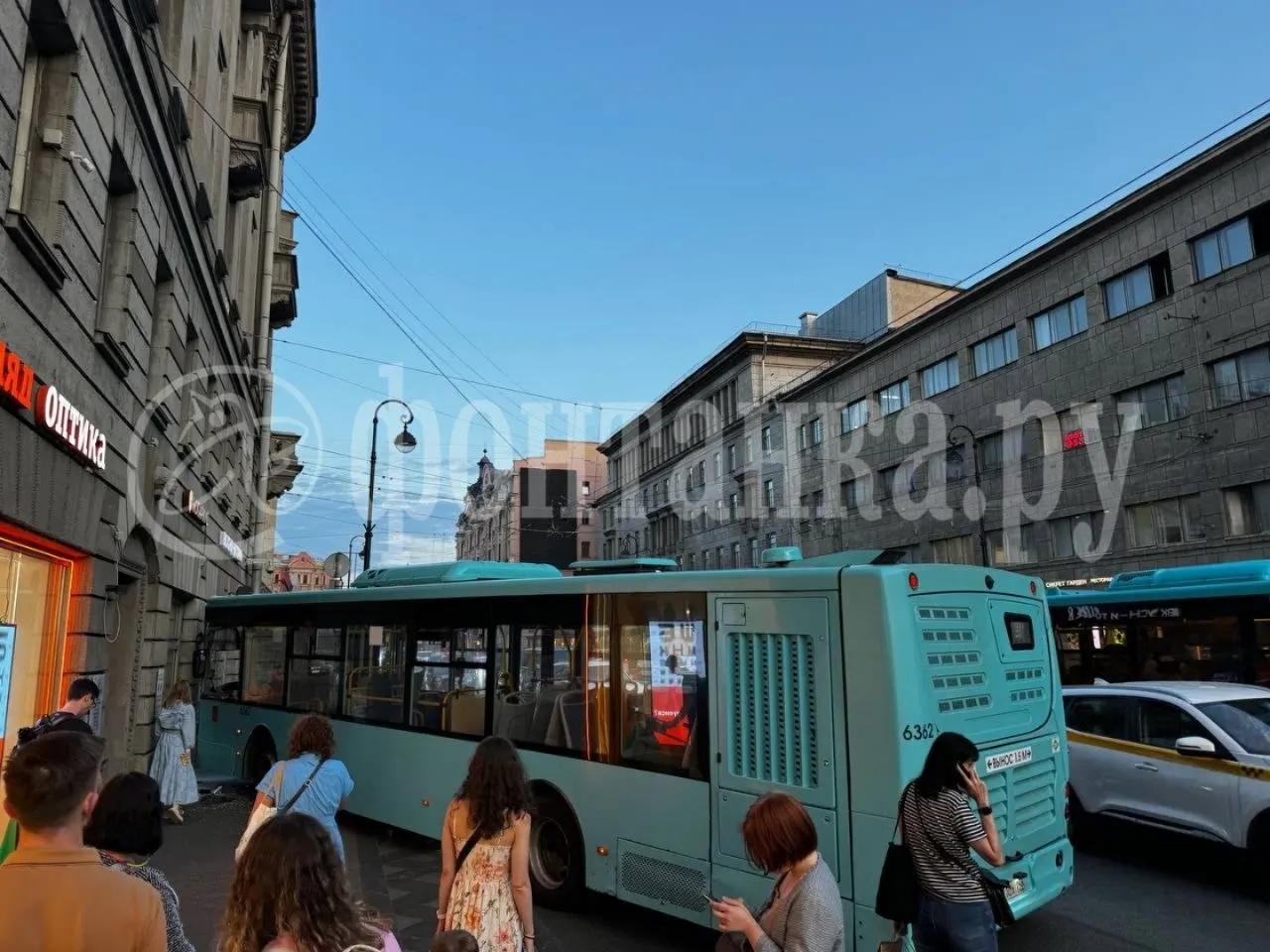 В Санкт-Петербурге автобус маршрута 191 столкнулся со зданием у станции «Петроградская». По словам очевидцев, лобовое стекло разбито, пострадала нотариальная контора — жители прислали фотографии с места происшествия.