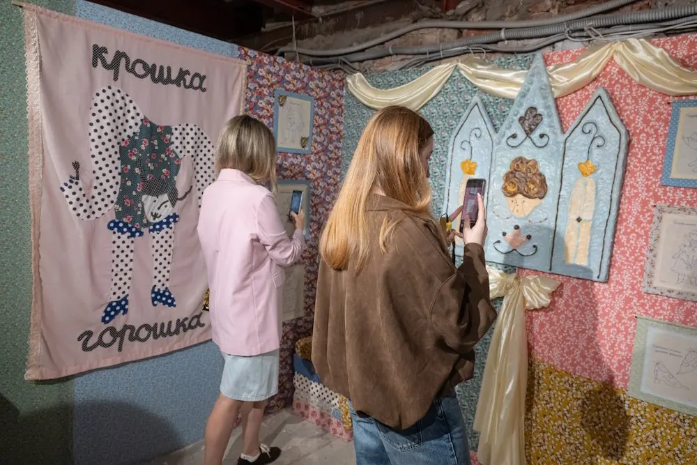 В Петербурге открылась шестая арт‑ярмарка Third Place Art Fair. На мероприятии представлены живопись, керамика, инсталляции и фотографии — о главном и ценах.