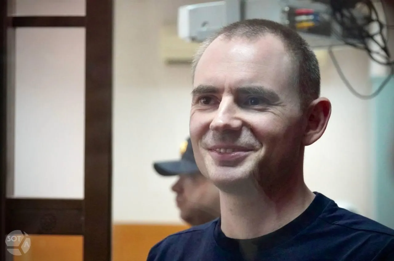 Родственники Максима Круглова обратились к омбудсмену по правам человека за содействием в медицинском обследовании и лечении политика, который содержится в СИЗО и испытывает боли в плече.