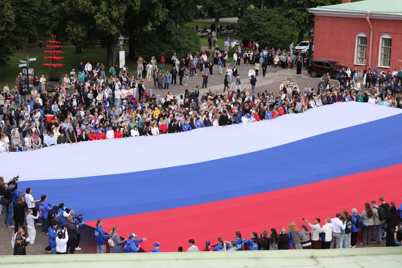 К празднику в Санкт-Петербурге и Ленинградской области подготовлены аквагрим в цветах флага, развёртывание триколора, концерт и спортивные активности в музеях, библиотеках и на открытых площадках.