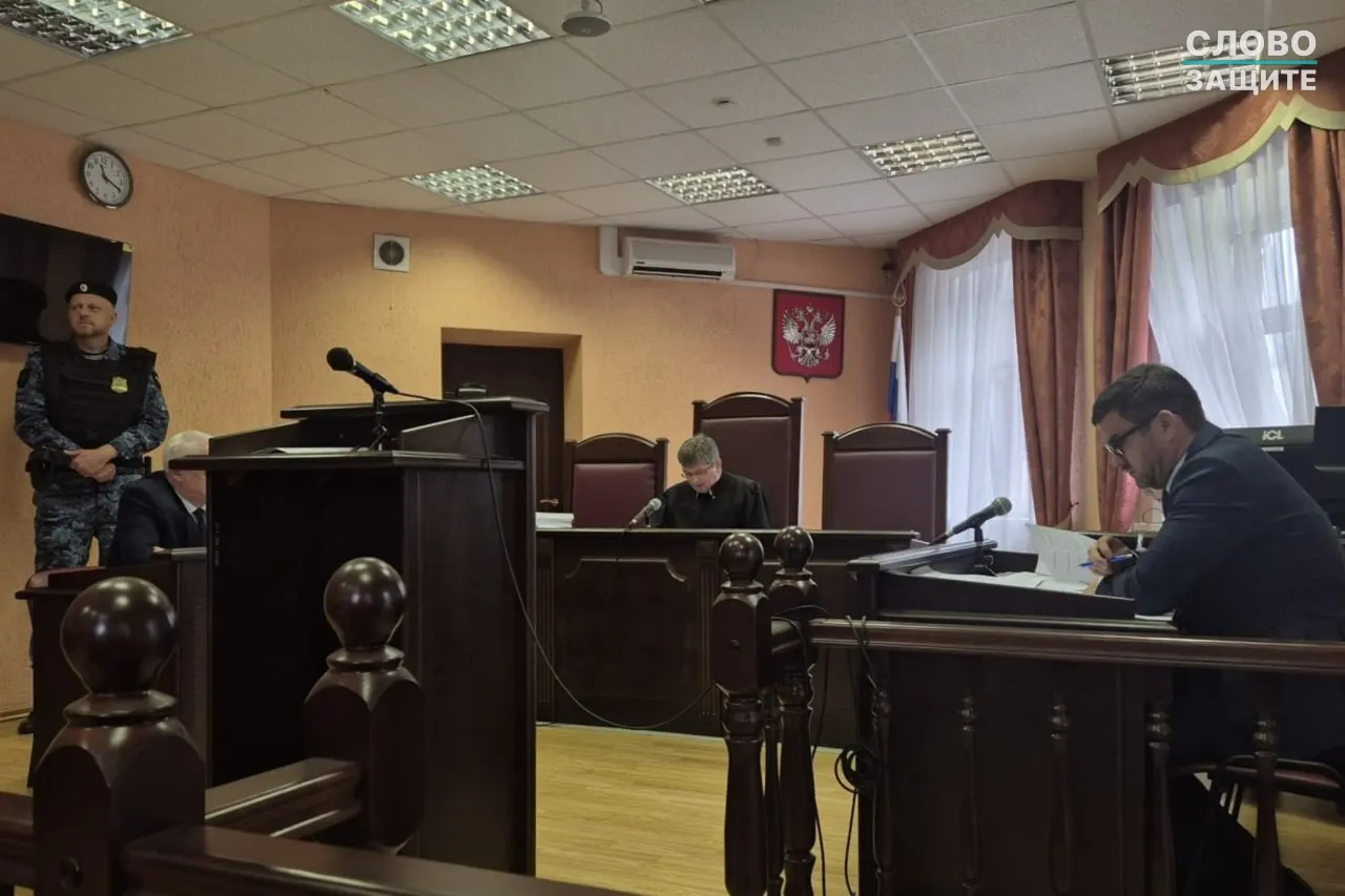Псковский областной суд снял региональный список партии «Яблоко» с выборов после исправления доверенности на финансового уполномоченного до регистрации; ранее иск подала партия «Родина».