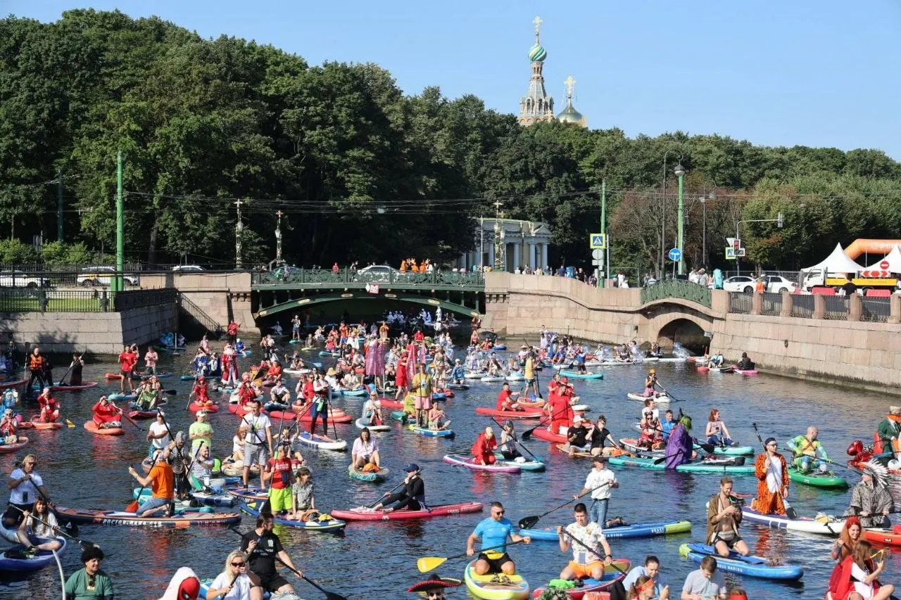 Несмотря на гром и молнии, участники фестиваля вышли на воду у набережной Мойки — организаторы ожидают около 11 тысяч досок.