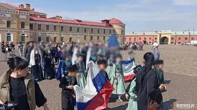 Петроградский районный суд прекратил дело за отсутствием состава правонарушения; флаг крымскотатарской общины сам по себе не считается экстремистской символикой.