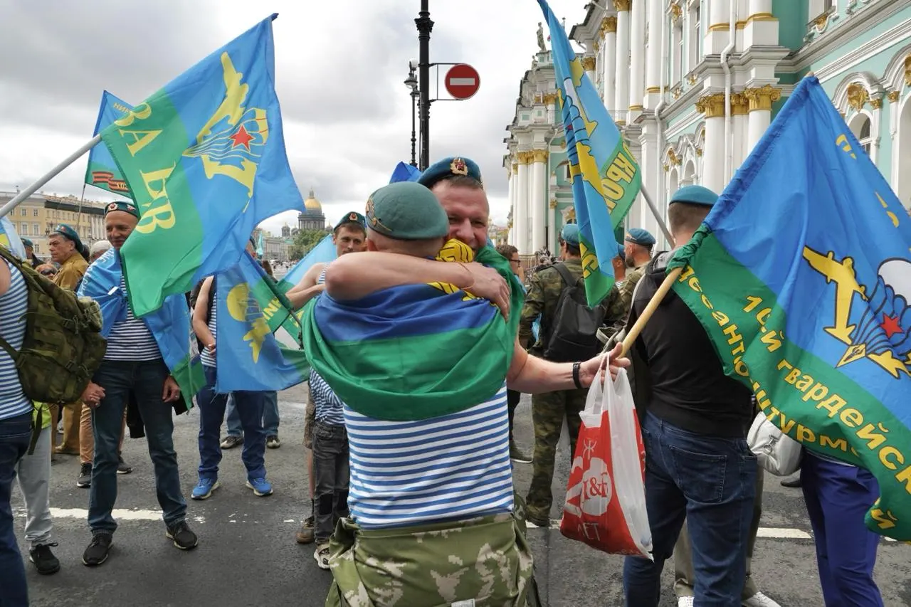 Ветераны и действующие военные собрались на Дворцовой площади, прошли к Вечному огню на Марсовом поле и продолжают праздновать в парке 300‑летия.