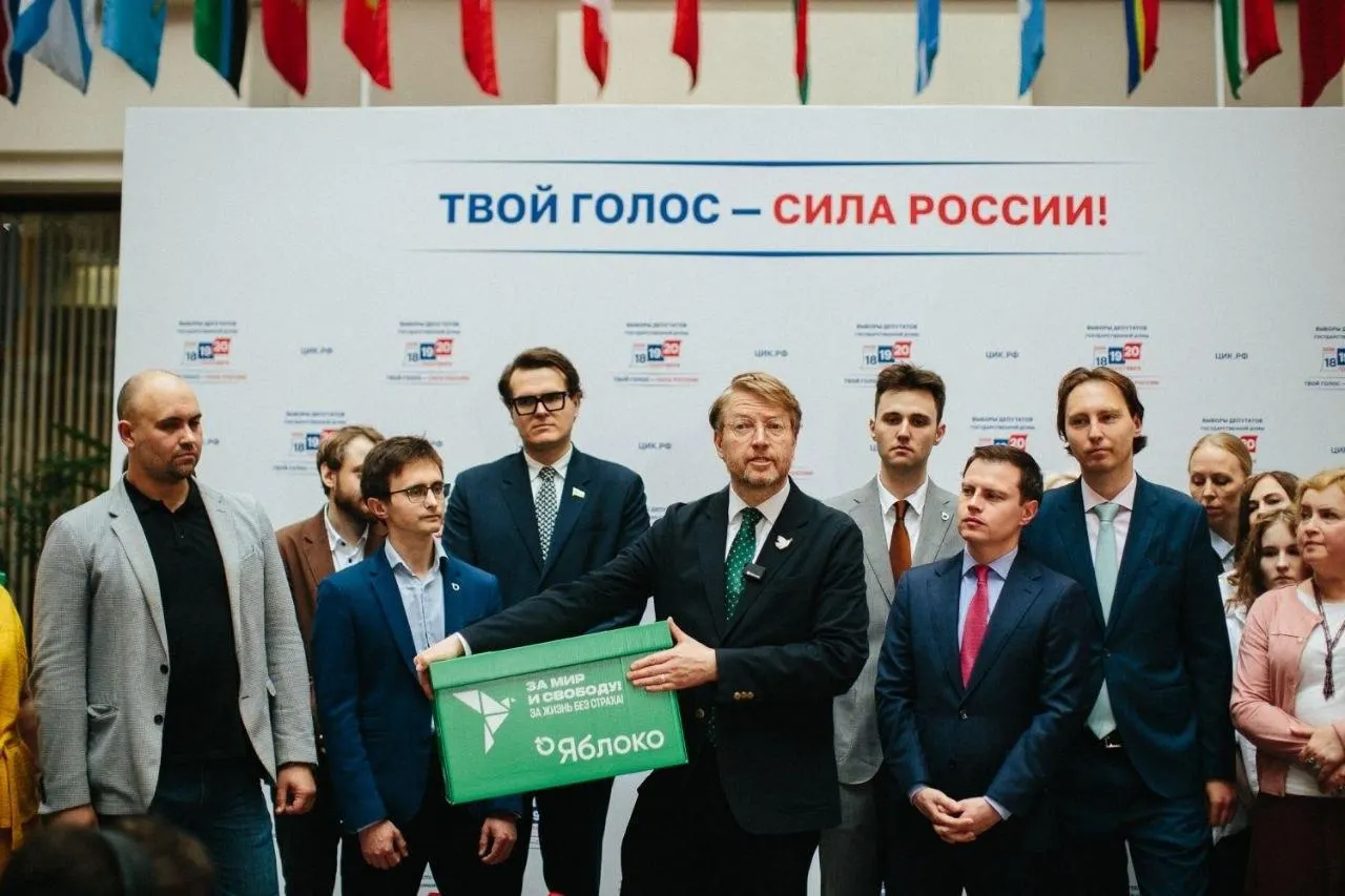 Партия Яблоко резко выросла в популярности в соцсетях на фоне давления и снятий кандидатов; анализ за шестую неделю кампании показал рост упоминаний, просмотров и вовлеченности. Центральные темы — снятие в Санкт-Петербурге и Карелии; за неделю проанализировано более 221 тысячи публикаций.