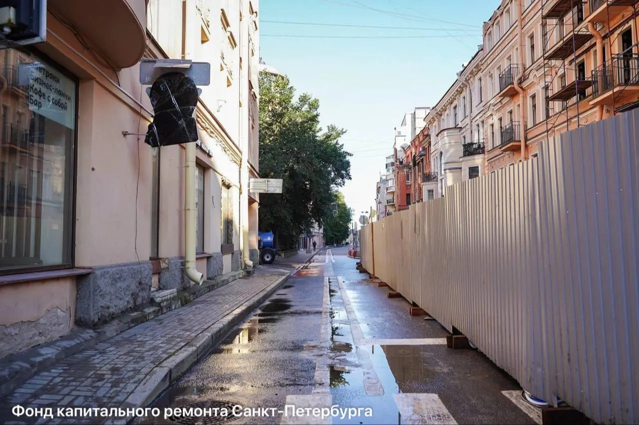 Улица Большой Зелениной: движение частично возобновлено у обрушившегося дома. Выполняются работы по межэтажным перекрытиям, укреплению эркера и подготовке условий для возвращения жильцов.