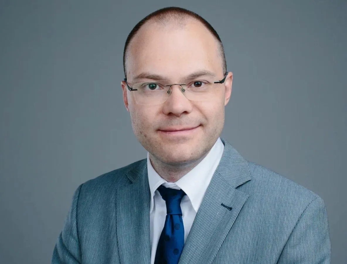 Городской суд Петербурга зарегистрировал иск против кандидата от партии «Яблоко» Антона Костика по делу о фондах с иностранными ценными бумагами; сам кандидат пояснил, что активы принадлежат фондам и не относятся лично к нему.