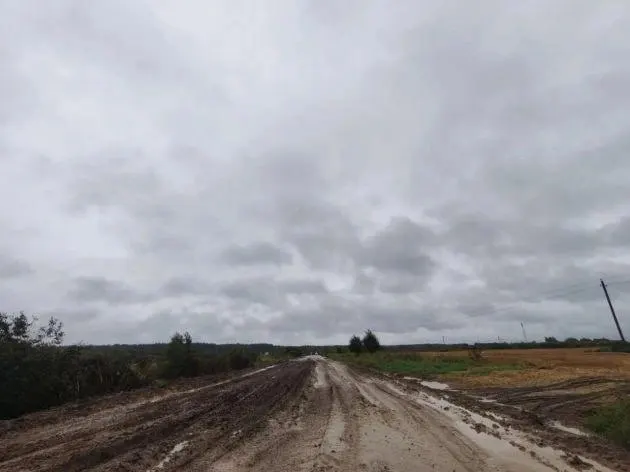 Затяжной дождь сделал трассу под Тосно грязной: тяжёлый транспорт застревает в грунте, а мелкие автомобили страдают от выбитого покрытия; на участке действует ограничение по массе, но его часто нарушают; ремонт идёт.