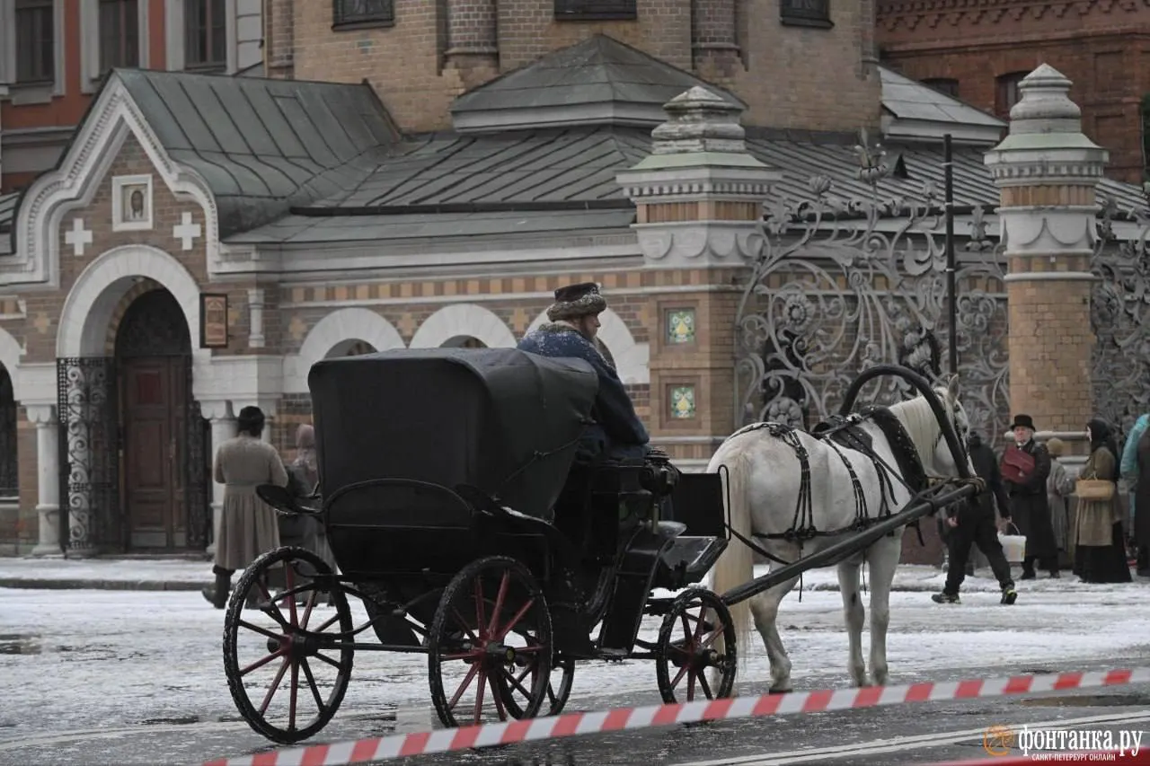 На площадке в историческом Петербурге задействованы актёры в костюмах эпохи и карета; организаторы предупреждают о пиротехнических эффектах и дыме. Локация выбрана у набережной канала Екатерининского, где в 1881 году произошло значимое историческое событие.