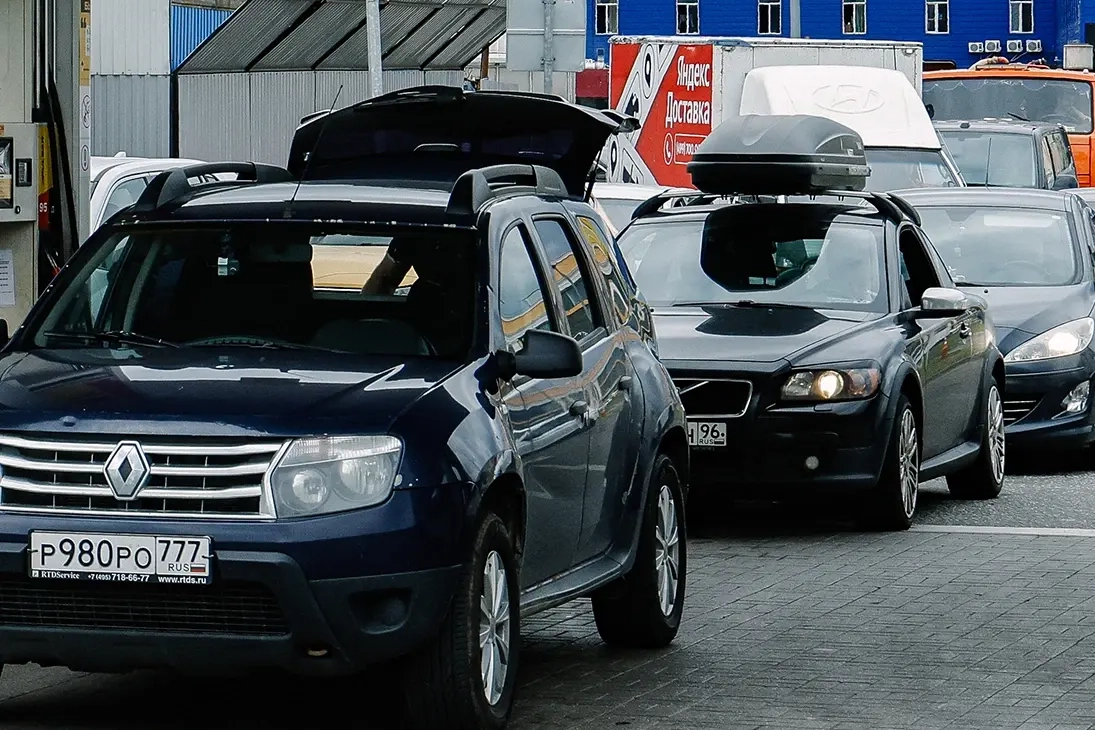 В столице введены лимиты на продажу топлива на отдельных АЗС; фиксируются очереди, а ограничения распространяются на несколько регионов в рамках топливного кризиса.