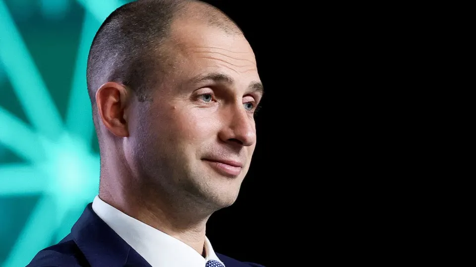 Полугодовая отчетность VK за 2026 год зафиксировала чистый убыток 3,8 млрд руб.; во втором квартале компания впервые за историю вышла в символическую прибыль благодаря распродаже активов. За шесть с половиной лет суммарные убытки близки к 200 млрд руб.; в 2025 году убытки составили 24,9 млрд руб.