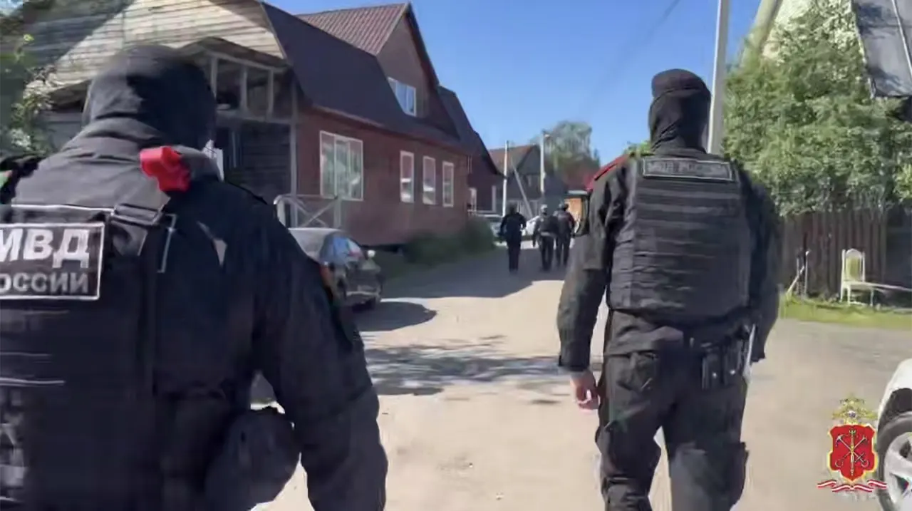 Полицейские провели серию профилактических проверок в поселениях ромов Ленинградской области: проверены 175 домов, 315 человек и 187 транспортных средств; составлены протоколы, часть лиц задержана. Расследование продолжится.