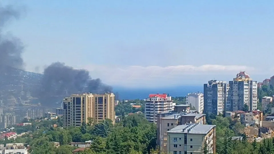 Украина нанесла удар по побережью Ялты с применением беспилотников; на набережной возник пожар возле одного из заведений. Жители района призывают сохранять спокойствие и укрываться, а силовые структуры усиливают меры безопасности.