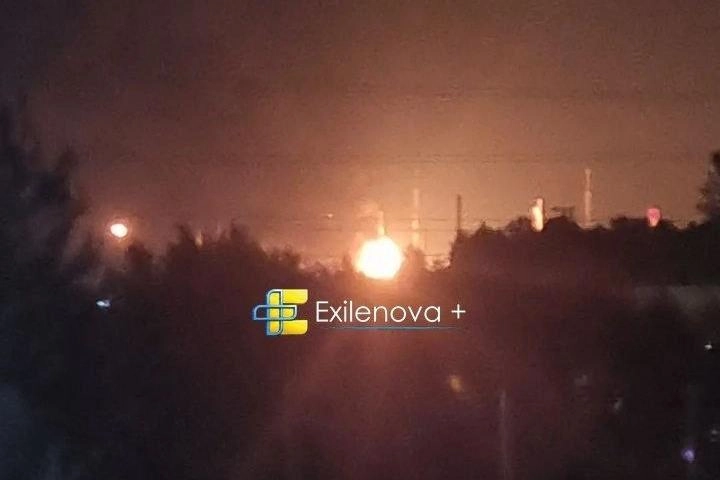 Ночные удары по НПЗ в Ленинградской области и военному аэродрому в Ейске подтверждены официальными источниками; детали возгораний уточняются.
